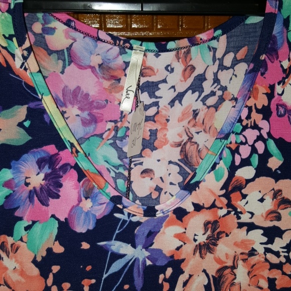 Ladies cute dress! Floral is in again this year!! - Picture 3 of 4